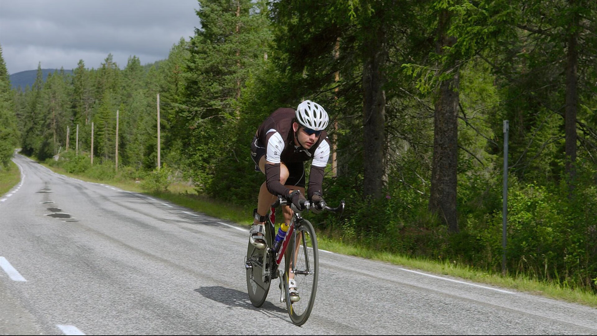 城市挑战极限跑，夜色之中尽情释放热情，城市极限跑酷游戏