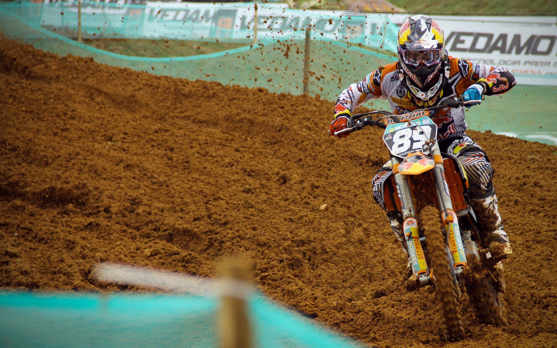 队长大发神威，带领球队晋级下一轮，队长[足球]